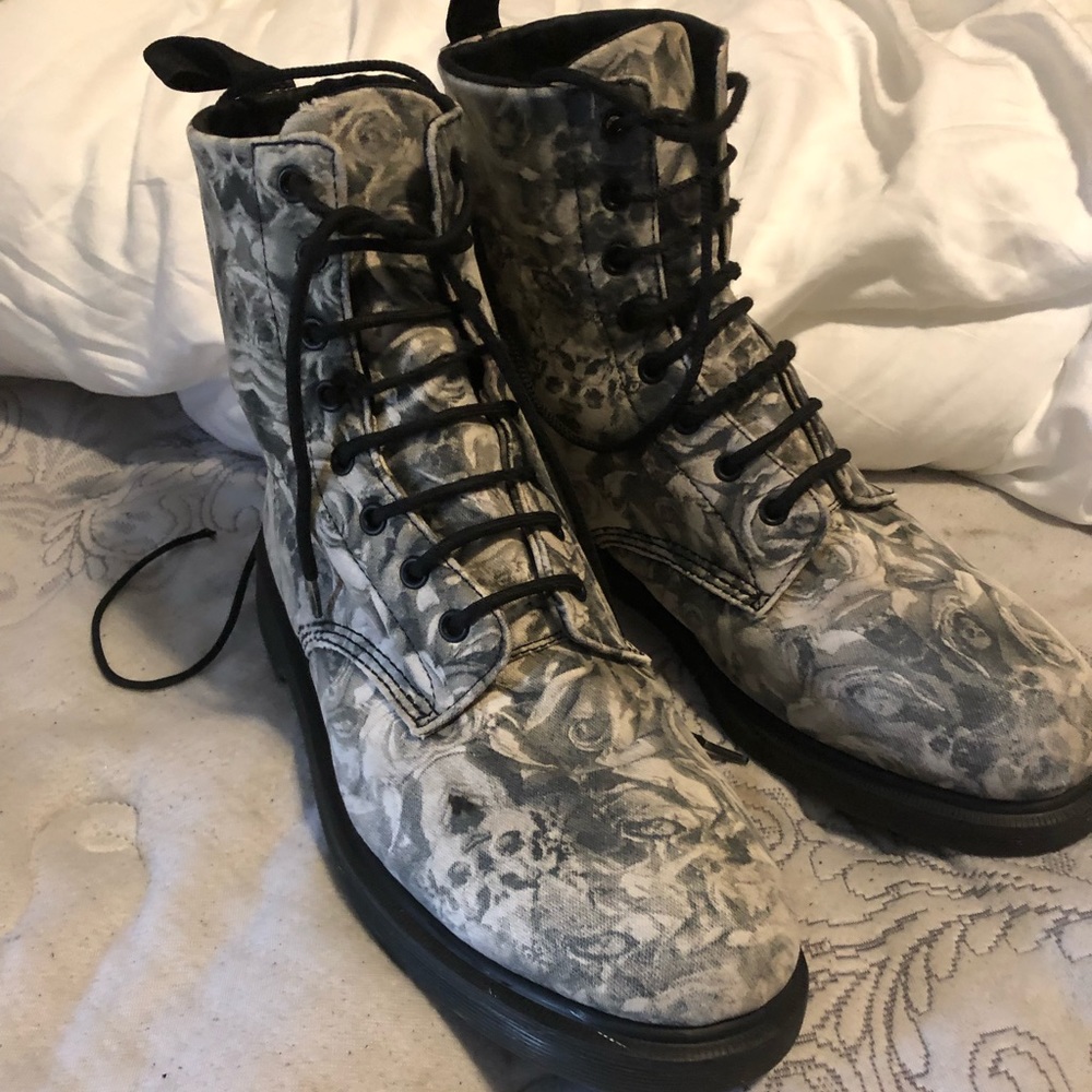 Dr. Martens becket rose and skulls